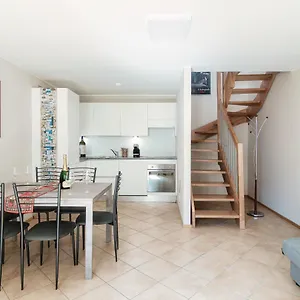 Grape Attic 72 - The House Of Travelers Apartment